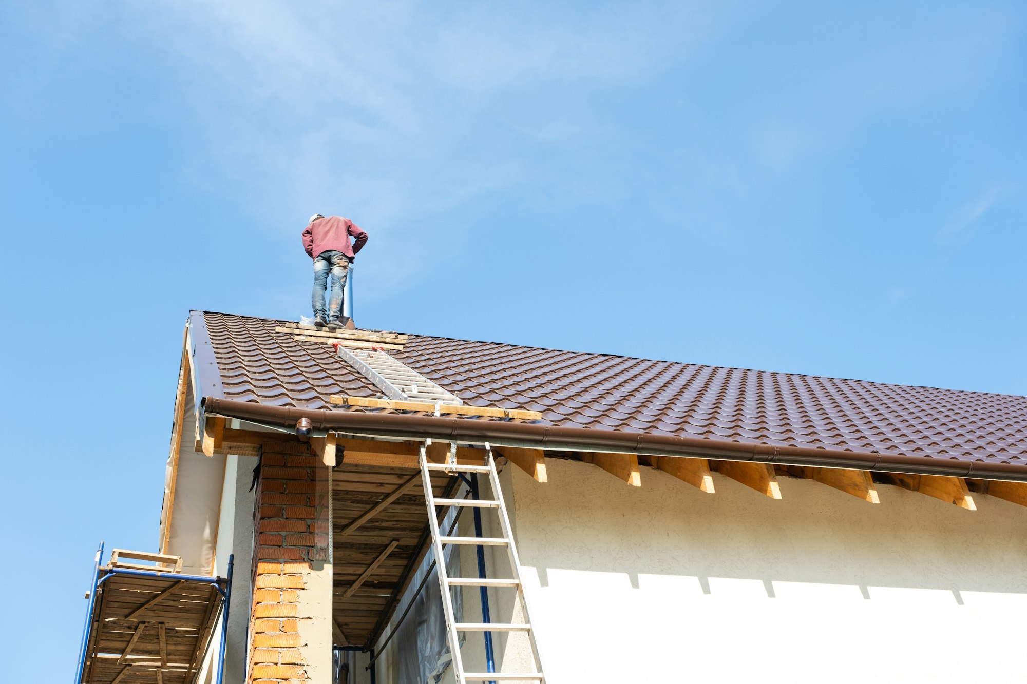 The master for the installation of ventilation pipes and the installation of the chimney